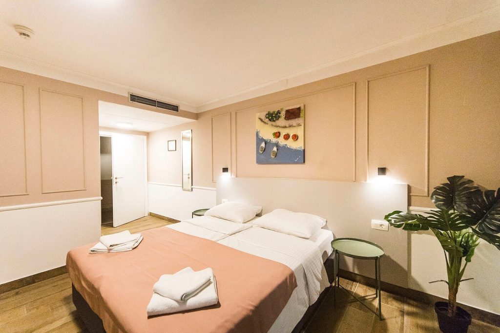 economy-double-room-with-balcony-hotel-plaza-2