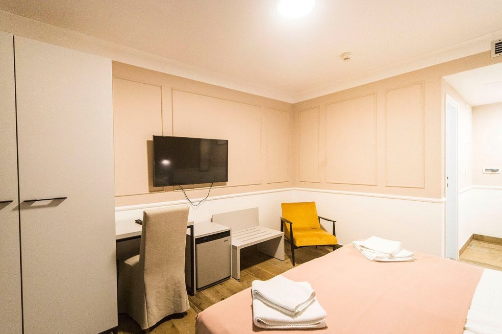 economy-double-room-with-balcony-hotel-plaza-3