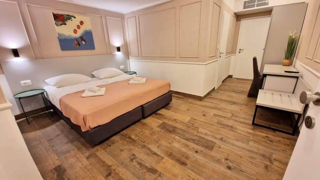 economy-family-room-hotel-plaza-1