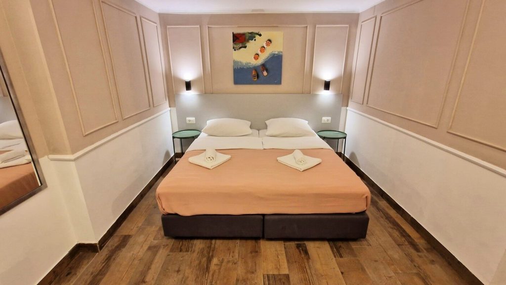 economy-family-room-hotel-plaza-3