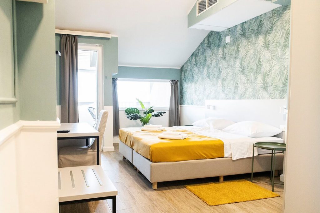 family-room-with-a-sea-view-and-balcony-hotel-plaza-2