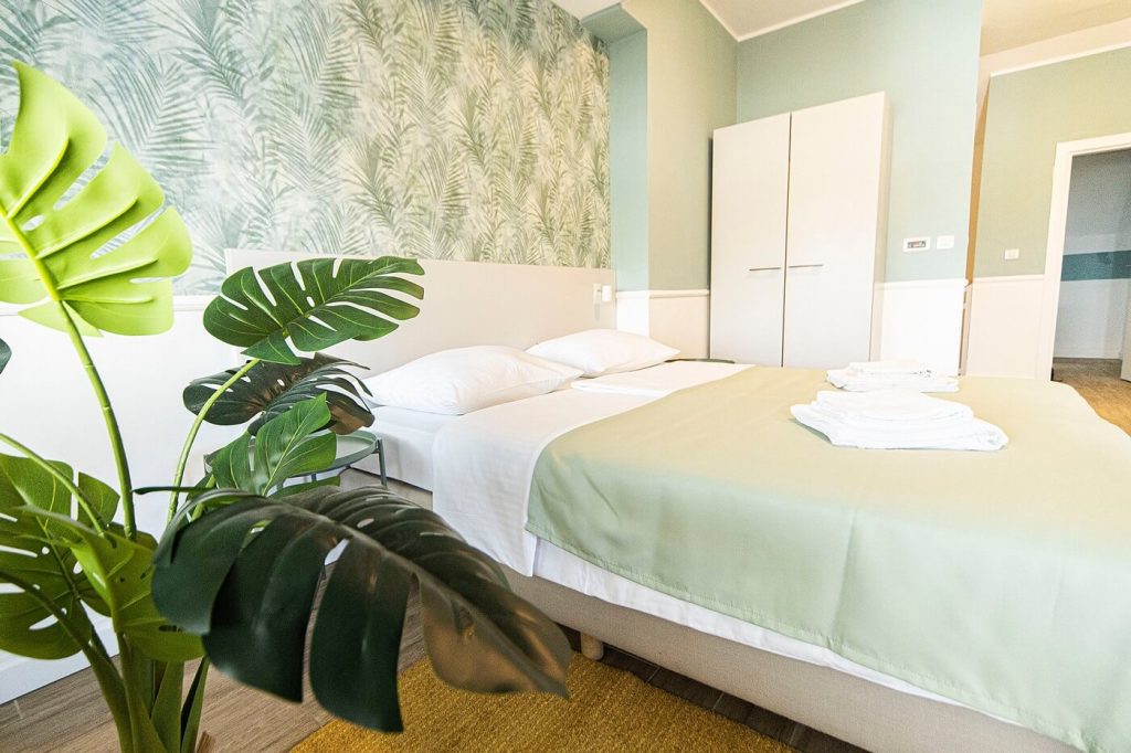 family-room-with-a-sea-view-and-balcony-hotel-plaza-3
