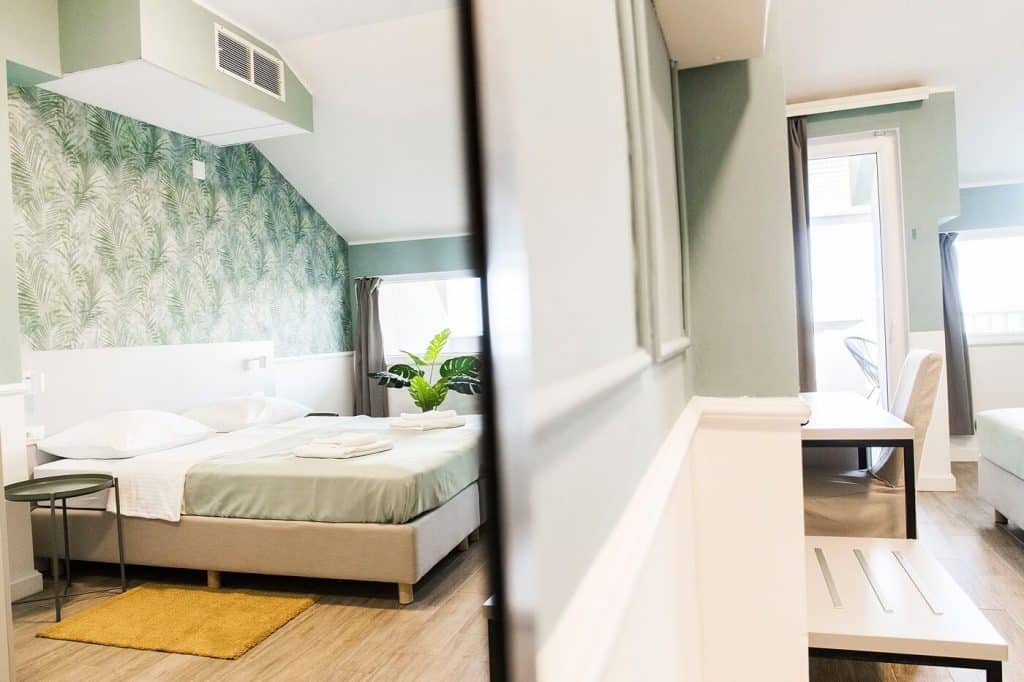 family-room-with-a-sea-view-and-balcony-hotel-plaza-4