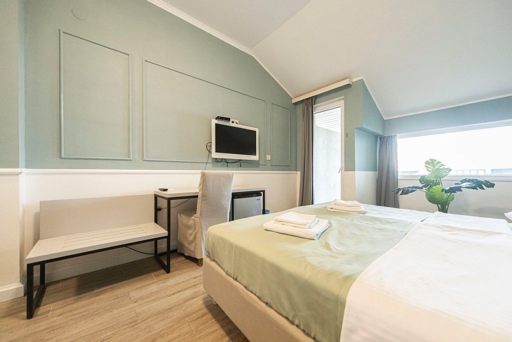 family-room-with-a-sea-view-and-balcony-hotel-plaza-6