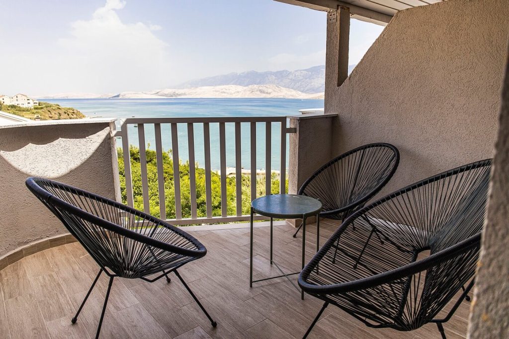 family-room-with-a-sea-view-and-balcony-hotel-plaza-8