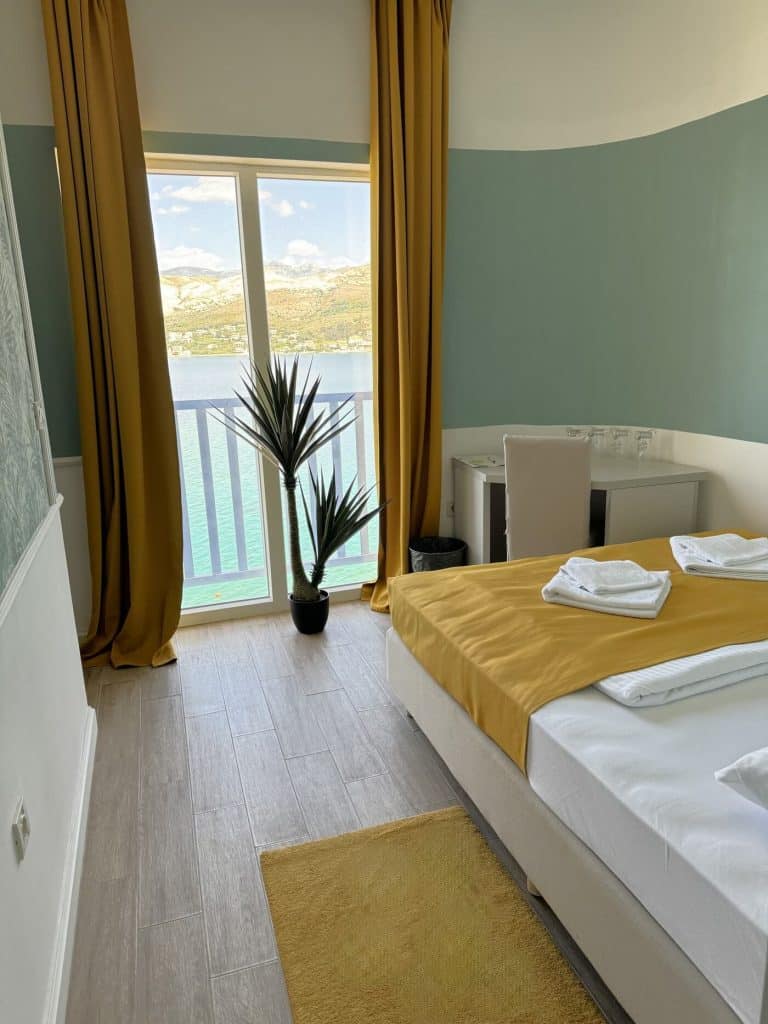 quadruple-room-with-balcony-hotel-plaza-1