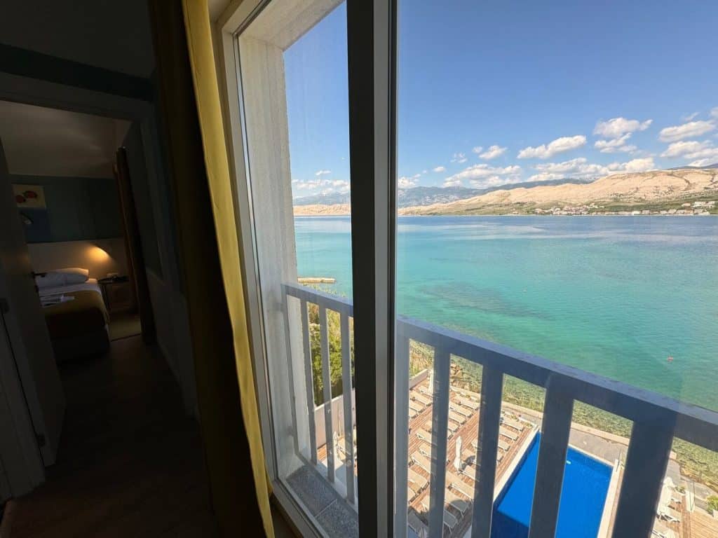 quadruple-room-with-balcony-hotel-plaza-10
