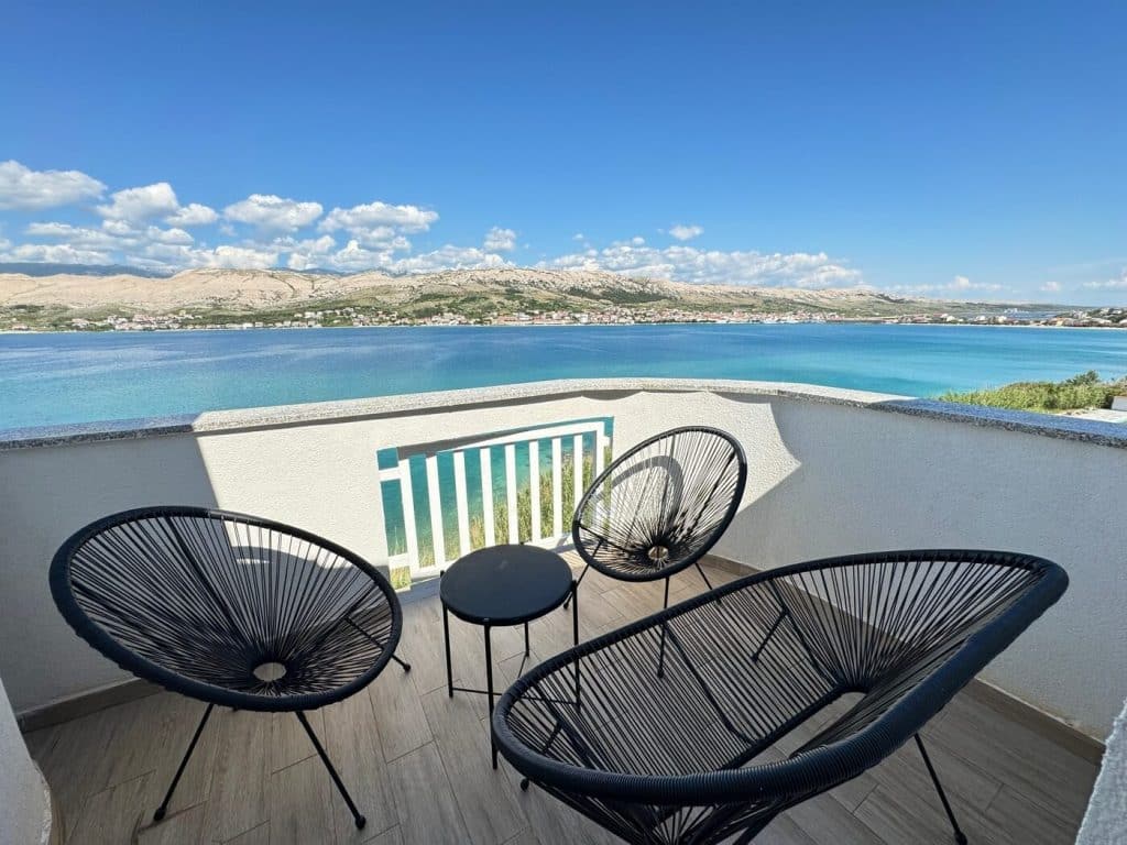 quadruple-room-with-balcony-hotel-plaza-12