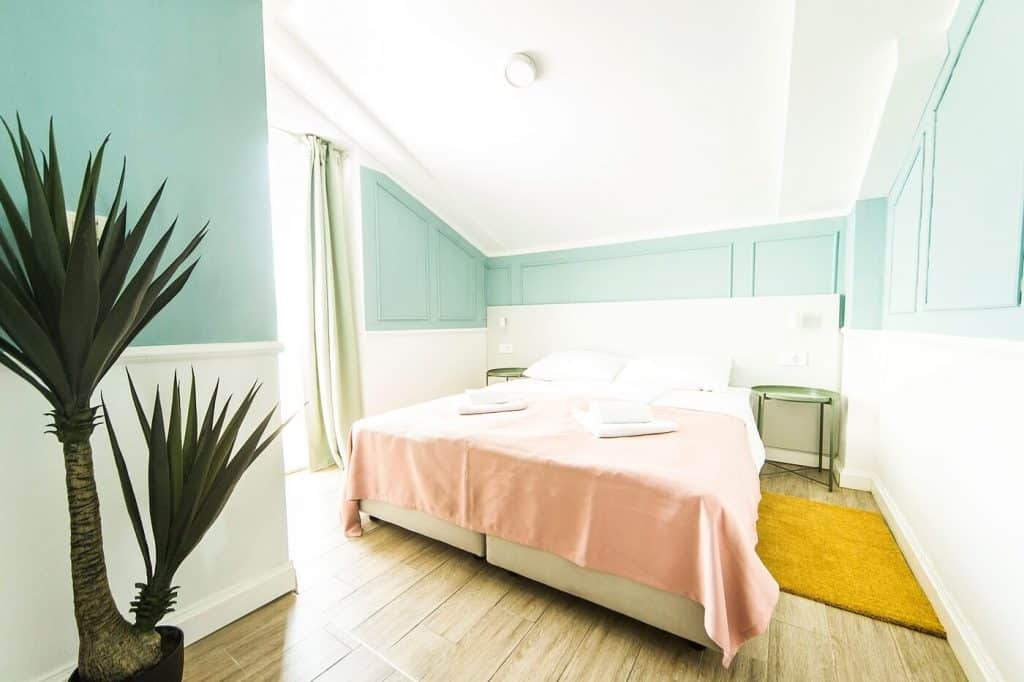 quadruple-room-with-balcony-hotel-plaza-3