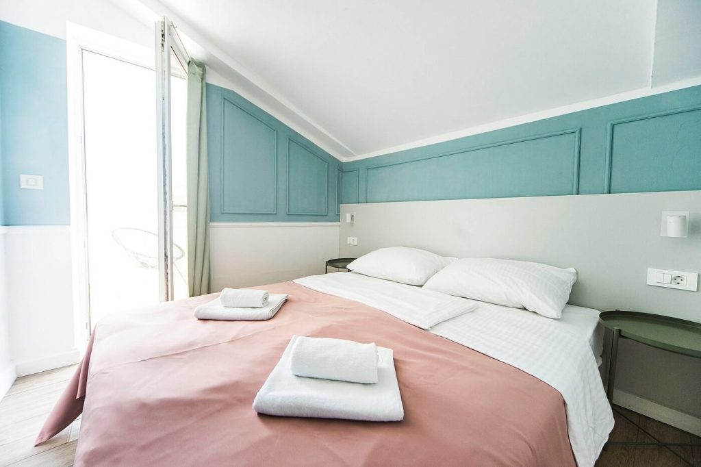 quadruple-room-with-balcony-hotel-plaza-7