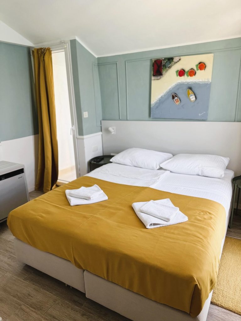 quadruple-room-with-balcony-hotel-plaza-9