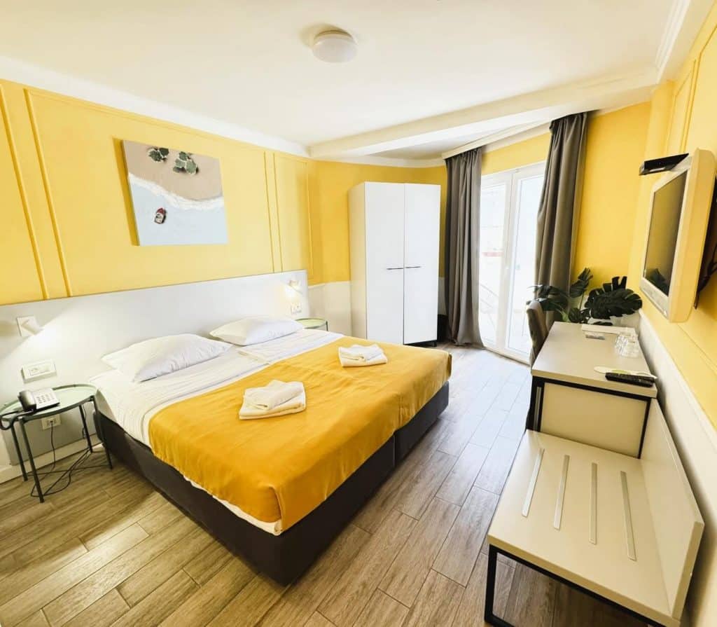 standard-double-room-hotel-plaza-4