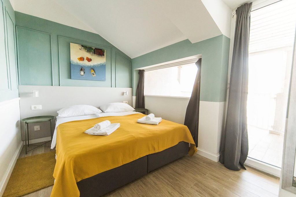 standard-double-room-with-a-sea-view-hotel-plaza-1