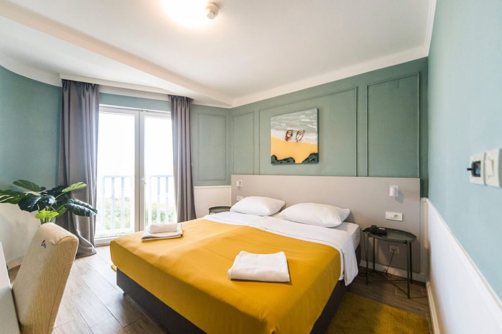 standard-double-room-with-a-sea-view-hotel-plaza-3