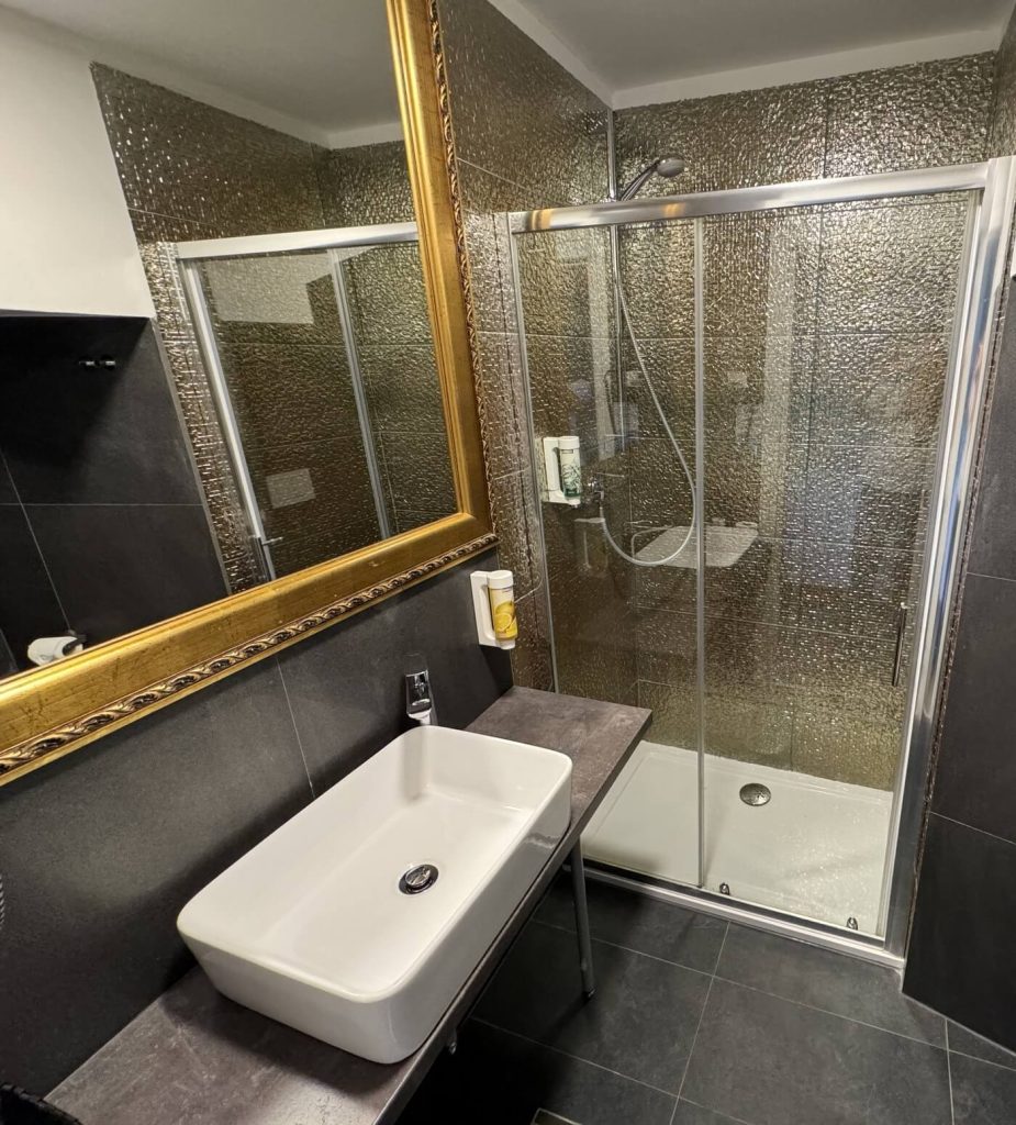 standard-double-room-with-a-sea-view-hotel-plaza-6
