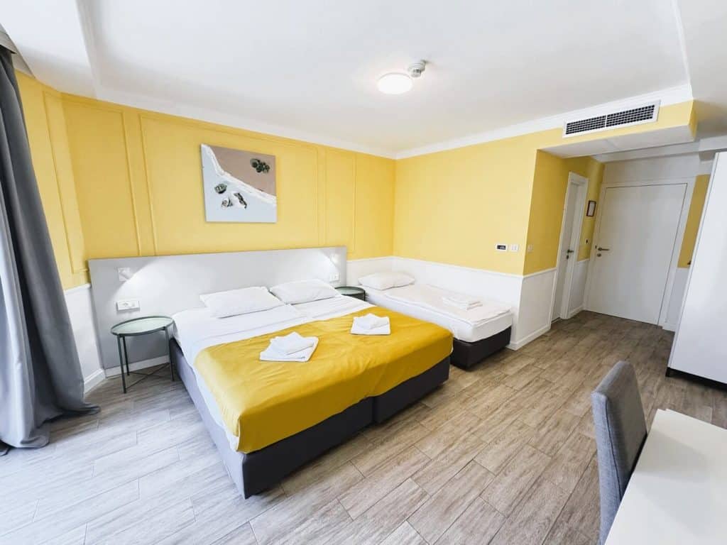 standard-triple-room-hotel-plaza