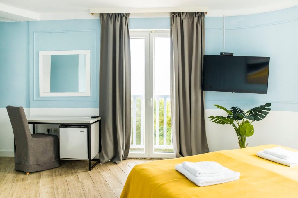 superior-double-room-with-a-sea-view-hotel-plaza-1