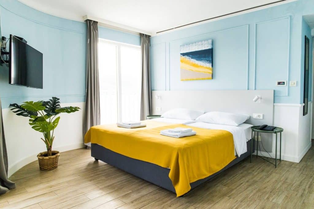 superior-double-room-with-a-sea-view-hotel-plaza-3