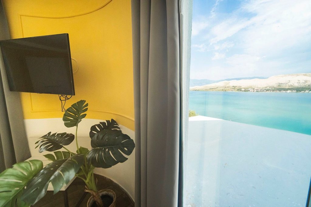 superior-double-room-with-a-sea-view-hotel-plaza-4