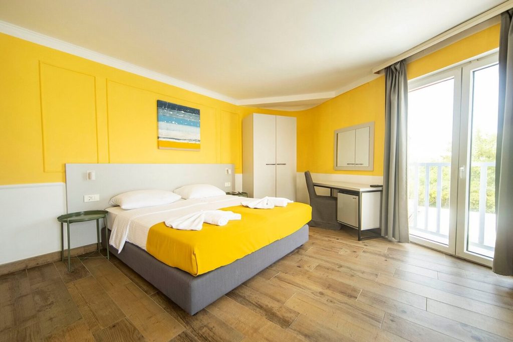 superior-double-room-with-a-sea-view-hotel-plaza-5