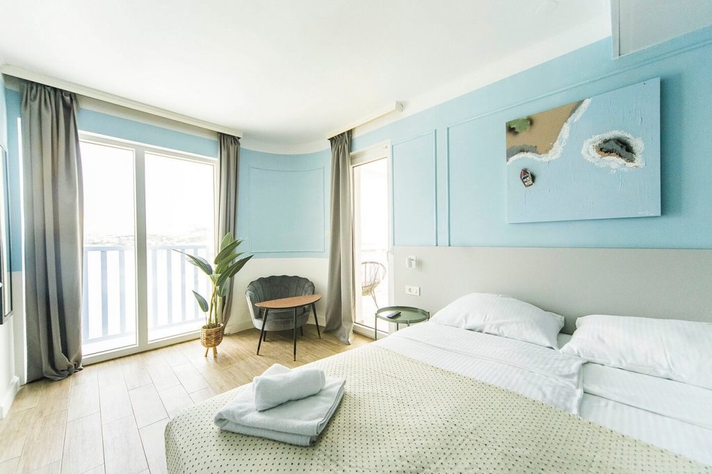 superior-double-room-with-a-sea-view-hotel-plaza-6