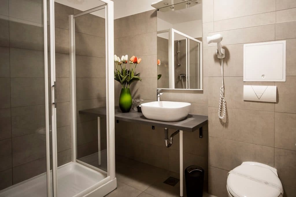 superior-double-room-with-a-sea-view-hotel-plaza-8